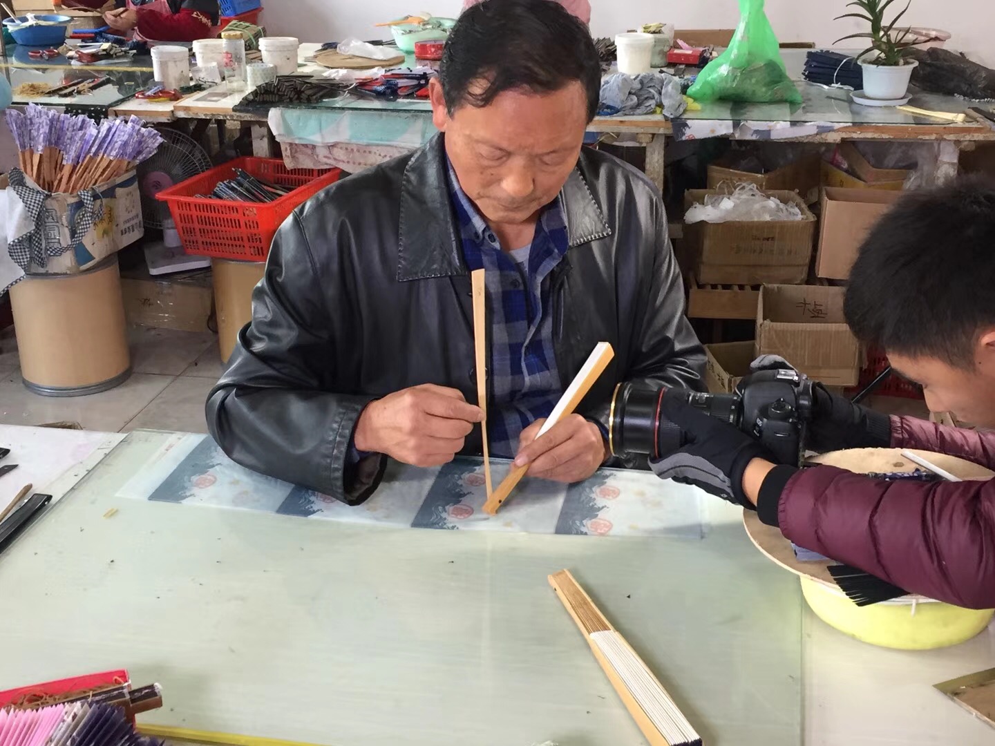 王明德制作扇子.png 王明德制作扇子.png